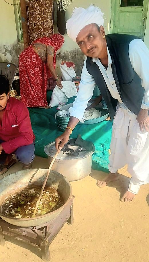 SSIAST's tweet photo. Sri Sri Natural Farming Course concluded last week in district Sabarkatha, Gujarat by Ms. Manju Gajera and Mr. Pankaj Pandit. A glimpse from the course as these enthusiasts were keen on polishing there skills and ready for hands on experience in there farms.
.
.
.
#SSIAST https://t.co/cAGwbEtHO4