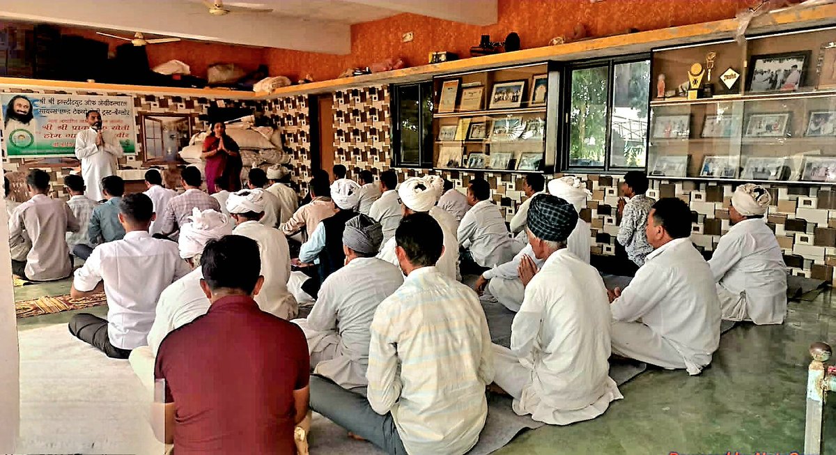 SSIAST's tweet photo. Sri Sri Natural Farming Course concluded last week in district Sabarkatha, Gujarat by Ms. Manju Gajera and Mr. Pankaj Pandit. A glimpse from the course as these enthusiasts were keen on polishing there skills and ready for hands on experience in there farms.
.
.
.
#SSIAST https://t.co/cAGwbEtHO4