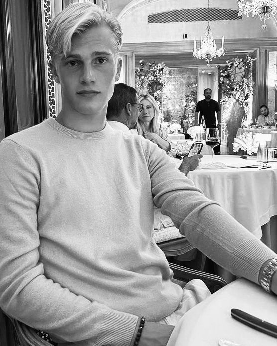 SIytherince's tweet image. Last update before this little hairstylist change my—neat-cool—hairstyle. I'm trying to spoiling—bribe—her with delicious food to avoid her doing anything extreme to my hair later on. I’ll back with my new hairstyle. #WishMeLuck