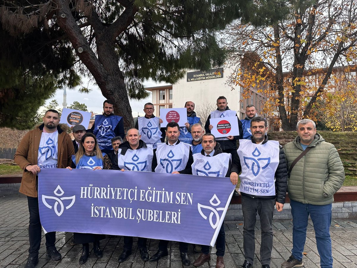 TÜİK ENFLASYONUNU TOPTAN REDDEDİYORUZ.REFAH PAYI İSTİYORUZ.
Değerli Basın mensupları,
Tüm vatandaşlarımız, ağır bir ekonomik kriz ile karşı karşıya bulunmaktadır.
Ekonomik krizin sebebi vatandaş değil, iktidarın yanlış uygulamalarıdır.
Ancak hesap memura, emekliye, işçiye, dar