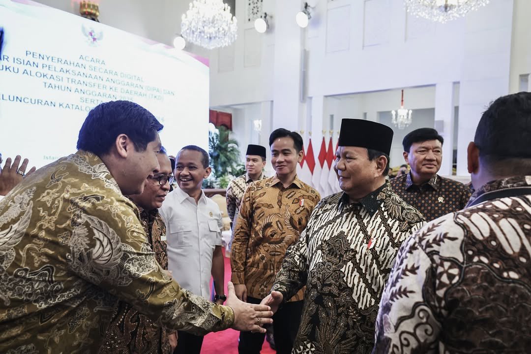 Hari ini, saya resmi menyerahkan Daftar Isian Pelaksanaan Anggaran (DIPA) Tahun Anggaran 2025 kepada kementerian, lembaga, dan pemerintah daerah. Dalam APBN 2025 ini, pemerintah dan DPR telah menyetujui anggaran belanja negara sebesar Rp. 3.621,3 Triliun. Guna mendorong efisiensi