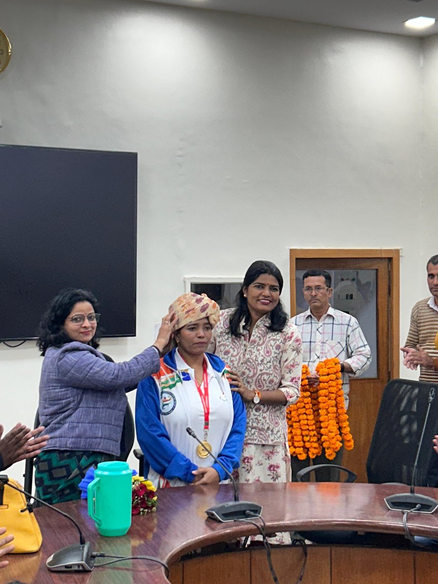 *सोनिया चौधरी जी, लिपिक ग्रेड-प्रथम, शासन सचिवालय जयपुर को कंबोडिया में आयोजित Throwball match Series अंतरराष्ट्रीय प्रतिस्पर्धा में स्वर्ण पदक जीतने पर हार्दिक बधाई और उज्जवल भविष्य की शुभकामनाएँ। #throwball #kambodiaparaolympic 
#paralympics
