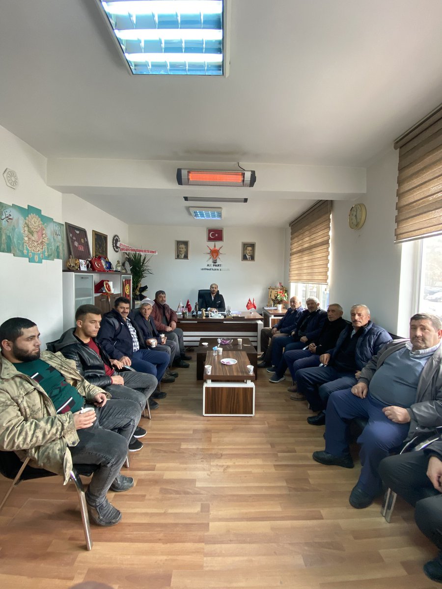ozcanyildiz_26's tweet photo. Parti binamıza , halkın evine gelen hemşerilerimiz ile ilçemiz hakkında istişarelerimizi yapıyor ve  yatırımların kimden geldiğini doğru bir şekilde anlatıyorum. https://t.co/9LX9bTlNwp