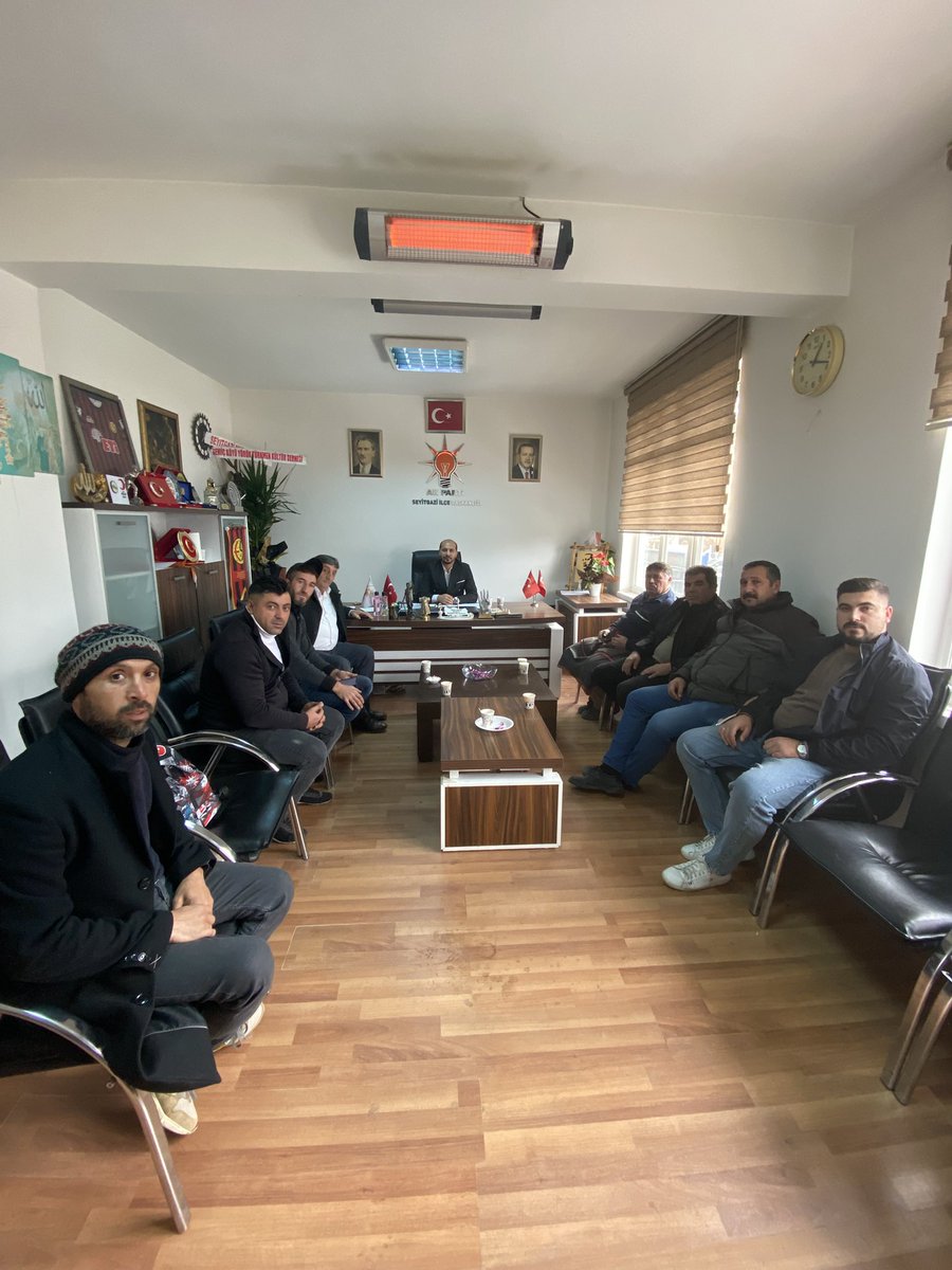 ozcanyildiz_26's tweet photo. Parti binamıza , halkın evine gelen hemşerilerimiz ile ilçemiz hakkında istişarelerimizi yapıyor ve  yatırımların kimden geldiğini doğru bir şekilde anlatıyorum. https://t.co/9LX9bTlNwp