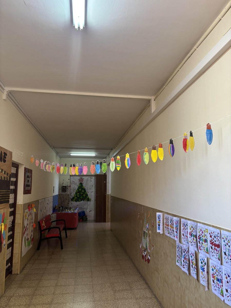 Menuda decoración tenemos este año.
Buzón para Papá Noel ✅
Calcetines navideños del concurso del AMPA✅ Árbol y Nacimiento ✅ luces de navidad al estilo de @aytovigo ✅ (no tenemos tantas pero consumen menos 😉) Ilusión a manos llenas ✅. <a href="/cfiebenavente/">cfiebenavente</a> <a href="/educacyl/">Educación JCyL</a> <a href="/crfptic/">CRFPTIC</a>