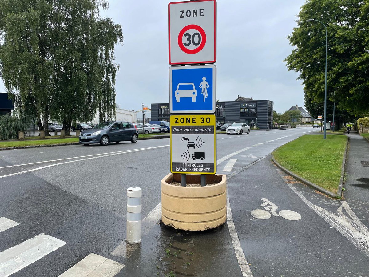 Dirk_Lauwers's tweet photo. Max15 is de limiet in de Nederlandse woonerven. Veel woonstraten in Nederland zijn zo ingericht. In andere Europese landen (oa het onze) is de limiet er 20 km/u. Ook in de Franse 'zone de rencontre'. 
Zeer veel Franse steden hebben in hun bebouwde kom #max30, met in centrum max20 https://t.co/OgvYAetPC0