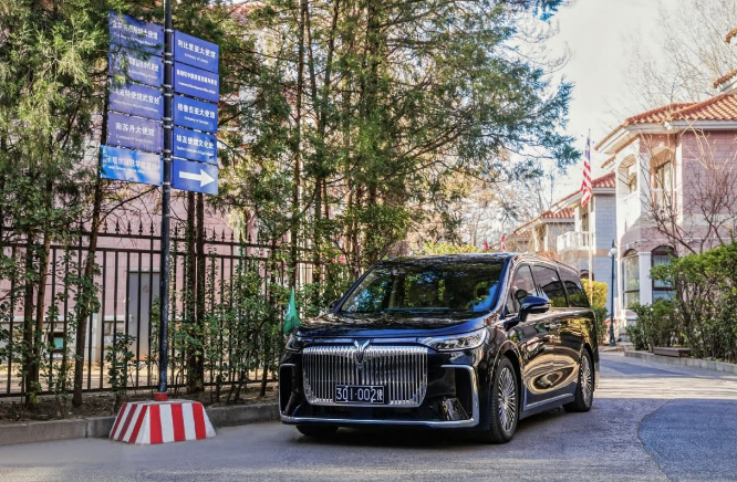 AutoChinaNews's tweet photo. Dongfeng Motor's premium NEV brand #Voyah delivered the new Dream MPV to the League of Arab States' China representative office as their official reception vehicle. #AutoNews #ChineseAutomakers @VOYAH_Global @WuhanPlus @arableague_gs 👉https://t.co/XKTGAiESxi https://t.co/a7kTg4xNWm