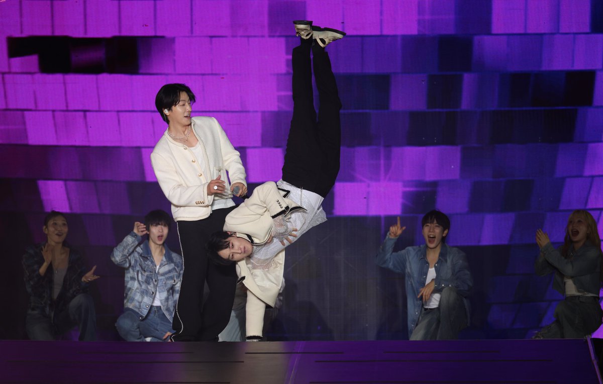 kulture210's tweet photo. 衷心感謝各界媒體的報導和支持啊！🥰😉🥳

SUPER JUNIOR-D&amp;E首次香港戶外開show
東海、銀赫大曬廣東話冧粉絲：BB豬！ https://t.co/byJx8TCqLL