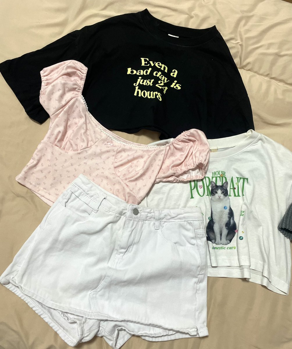 _honeymoon7's tweet photo. ส่งต่อ 
-เสื้อครอปเกาะไหล่แขนตุ๊กตา อกยืดได้เยอะ
-กางเกงกระโปรงยีนส์แฟชั่น XL สีขาว
-เสื้อครอปผ้าคอตตอน ยาว 15 
#ส่งต่อเสื้อผ้ามือสอง #ส่งต่อเสื้อผ้ามือสองสภาพดี #เสื้อผ้ามือสองราคาถูก #เสื้อผ้าy2k #เสื้อมือสอง #เสื้อผ้าแฟชั่น https://t.co/PLgrezZ0SP