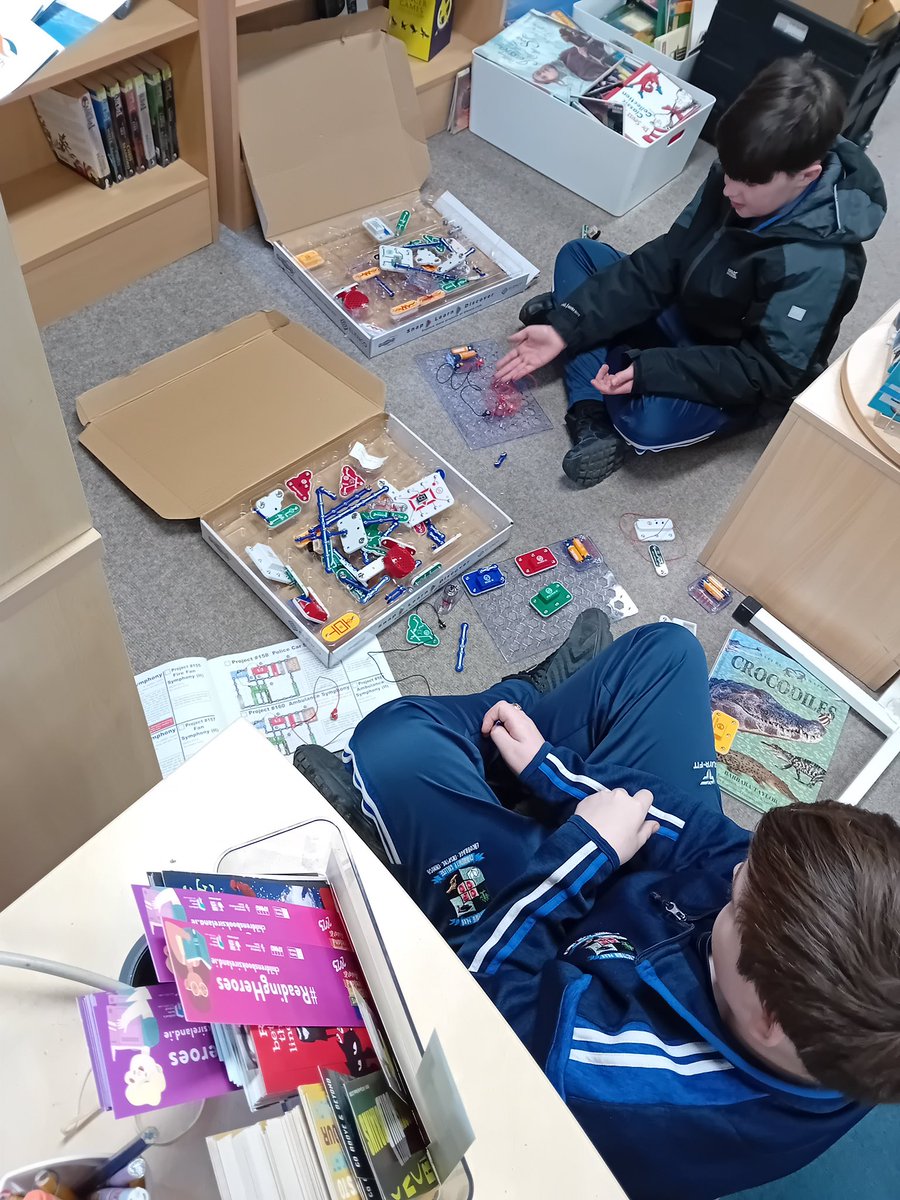 CollinstownPark's tweet photo. A snapshot of fun going on in the library for 1G #WeAreCPCC #Teamddletb 🎄📚 @collinstpklib https://t.co/tyoC3m9WsX