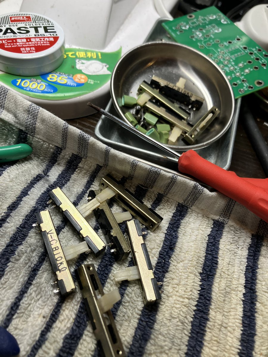 SzkMarcy's tweet photo. やっぱりポットのガリが気になるので分解してみた。案の定真っ黒。
あと残り半分。。
#エフェクター修理 https://t.co/B8I1xl0guN