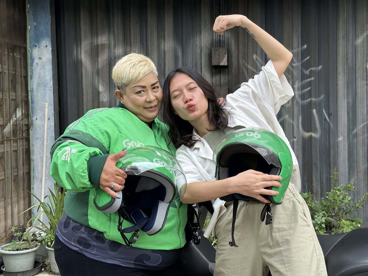 Yang paling gong pas turun, pas gue dadah dadah dia bilang,”Mbak Lika yang semangat juga yaaaa~ Usaha ibu untuk anaknya, nggak akan pernah boong hasilnya.”

CRRRRRRI GK SUKA 🫵🏻😭😶‍🌫️
Ini nih fotonya, kenalin Bu Nana yang hari ini jadi teman baru menyenangkan yang nemenin aku