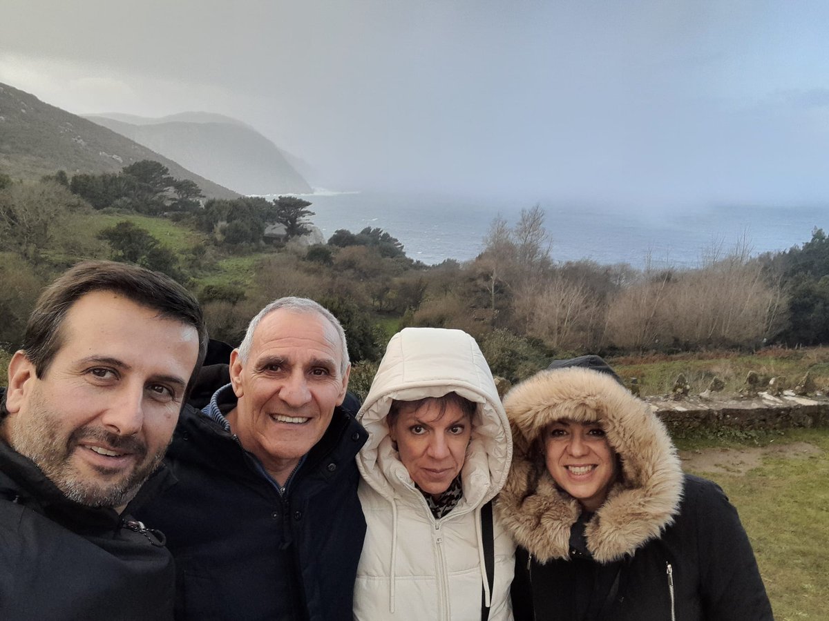 tacticasdfutbol's tweet photo. Con nuestros amigos Mario y Lucia en Foz, la Playa de las Catedrales y  las Rías Baixas. Lo hemos pasado fenomenal. Las personas y el paisaje fantásticos, los edificios y monumentos con mucha historia y la comida de las mejores del mundo. Seguiremos yendo a Galicia. https://t.co/PiiXPkiLTt