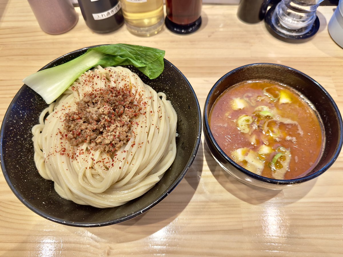 Cb103A's tweet photo. 麺屋ぎぎ 限定の咖哩担々つけ麺(中辛)
限定メニューのツイートを見て絶対間違いないと思い、初訪問を決意‼️
実食しても期待を上回る美味しさで感激。
これはレギュラー商品も美味しいに違いないと確信。
ご馳走様でした。 https://t.co/j3DB7oq4Aq