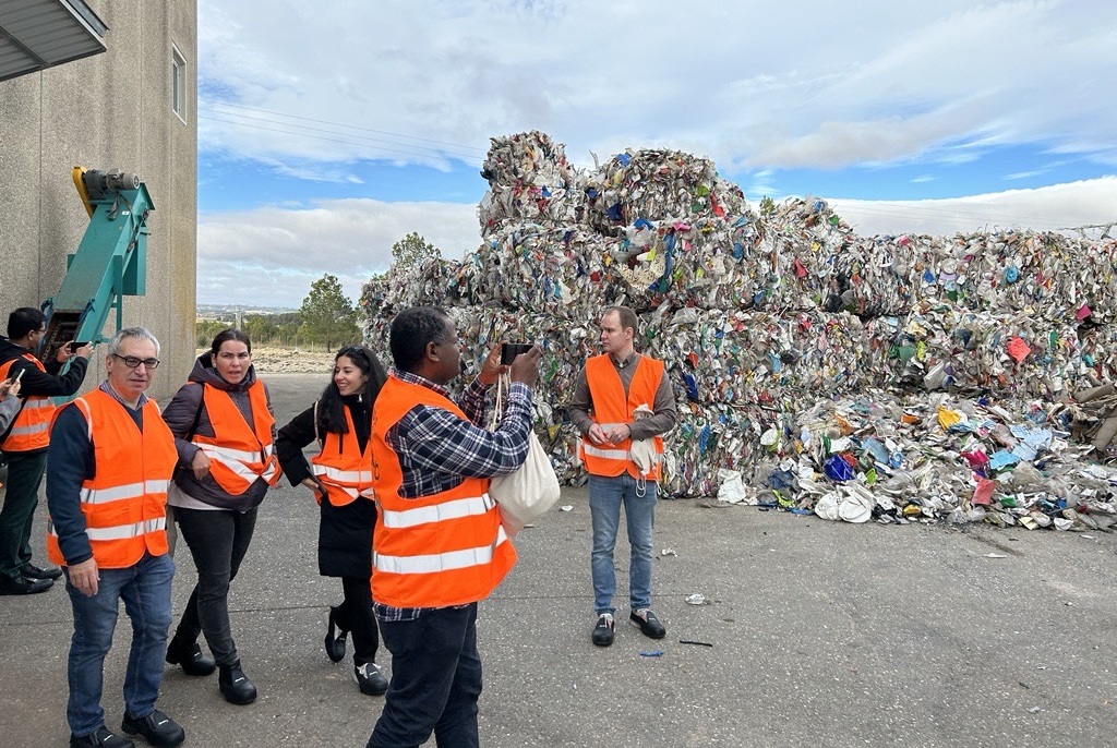P2Olefins's tweet photo. 🌍 #Innovation in action! The Plastics2Olefins team met in Alicante to discuss #PyrolysisOptimization, #RenewableEnergy, and #Sustainability. Day 2 highlight: a tour of ACTECO's facilities turning plastic waste into valuable materials. ♻️ 

Read more: https://t.co/YcQakq4Rrd https://t.co/DubLntztgX