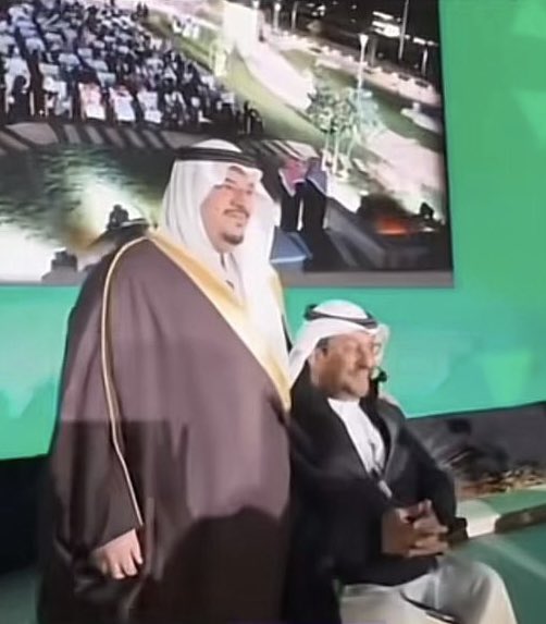 alzahraniy's tweet photo. في لفتة إنسانية غير مستغربة من ولاة أمرنا وقادتنا حفظهم الله ورعاهم، سمو نائب أمير منطقة الرياض يغمرني بكريم تواضعه وجميل مشاعره بالتقاط صورة رائعة مع سموه ويزيدني فخراً وتقديراً بكلماته المباركة فشكراً من الأعماق لسموه الكريم @emara_riyadh @Amanatalriyadh @BinAyyafFaisa https://t.co/Xpa6whWpVx