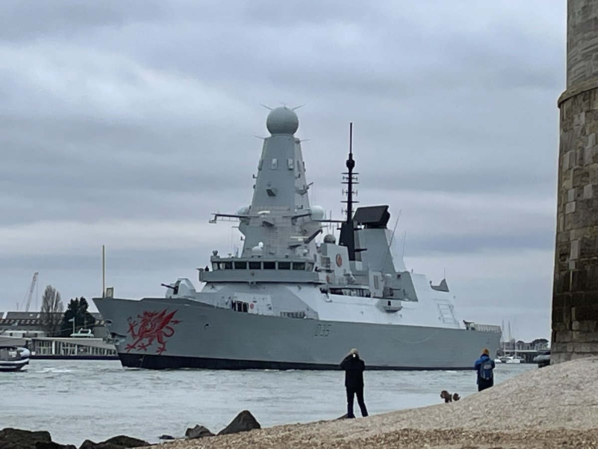 👋📸 <a href="/HMSDragon/">HMS Dragon</a> departs from Portsmouth this afternoon looking absolutely stunning  <a href="/FredsDotW/">Freddie Webb</a> <a href="/NavyLookout/">Navy Lookout</a> <a href="/WarshipCam/">WarshipCam</a> <a href="/UKForcesTracker/">UK Forces Tracker</a> <a href="/UKDefJournal/">UK Defence Journal</a> <a href="/JonnyMD1/">Jonathan Davies🇬🇧🇺🇦🇨🇦🇩🇰🇬🇱</a>