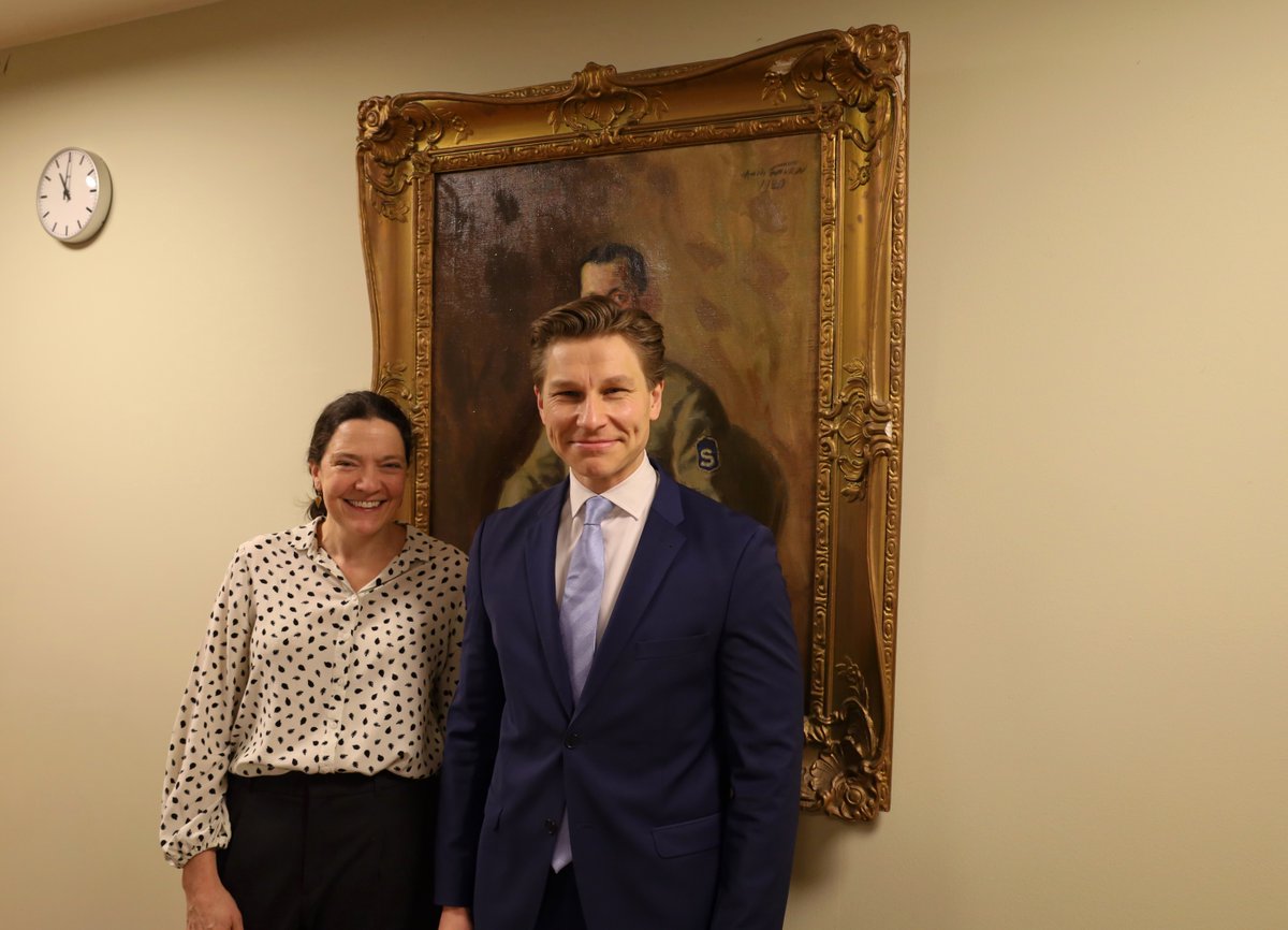 Puolustusministeriö (@defencefinland) on Twitter photo Puolustusministeri <a href="/anttihakkanen/">Antti Häkkänen</a> tapasi tänään Ison-Britannian Suomen-suurlähettiläs Laura Daviesin 🤝.
He keskustelivat 🇫🇮 🇬🇧 kahdenvälisestä puolustusyhteistyöstä, ajankohtaisesta turvallisuustilanteesta ja Ukrainan tukemisesta.
Tervetuloa Suomeen <a href="/FCDOLauraDavies/">Laura Davies</a>! Puolustusministeri <a href="/anttihakkanen/">Antti Häkkänen</a> tapasi tänään Ison-Britannian Suomen-suurlähettiläs Laura Daviesin 🤝.
He keskustelivat 🇫🇮 🇬🇧 kahdenvälisestä puolustusyhteistyöstä, ajankohtaisesta turvallisuustilanteesta ja Ukrainan tukemisesta.
Tervetuloa Suomeen <a href="/FCDOLauraDavies/">Laura Davies</a>!