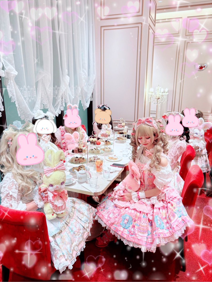 Usamimi_Meruhen's tweet photo. 🩷🍩 Toy's Donut Diner corde🍩⭐️
コーデはドーナツ柄の濃いピンクエプロンドレスを着て参加させて頂きました！
始まる前にニナスで事前お茶会しました！
お友だちとたくさん出会えてプリティさんのお洋服の世界観が大好きです꒰ ᐢ｡o̶̶̷ ·̫ o̶̶̷｡ᐢ ꒱
#angelicpretty
#ロリィタさんと繋がりたい https://t.co/zC39r7DEiF