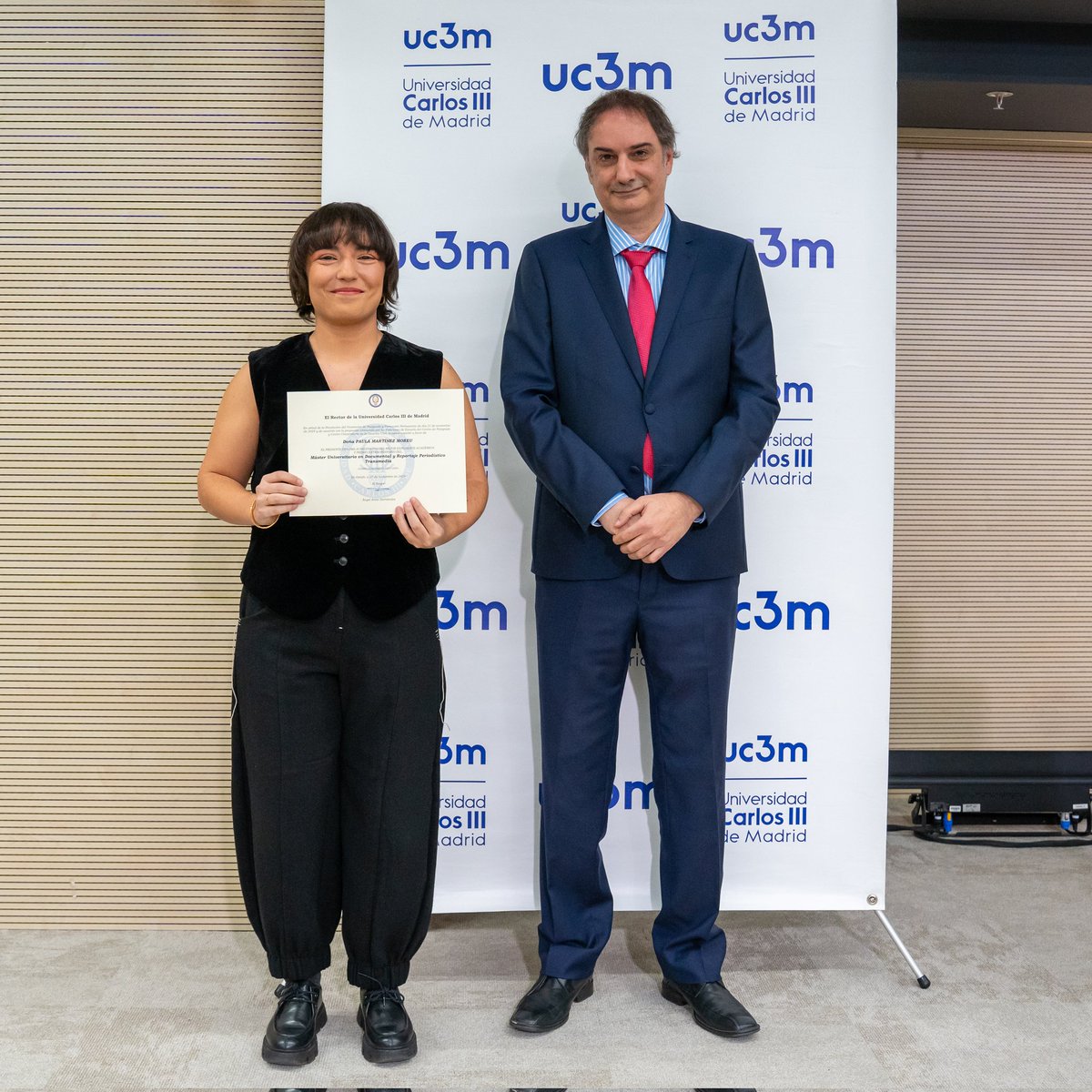 Hace 2 semanas tuve el honor de recibir el Premio Extraordinario al mejor expediente académico del Máster Universitario en Documental y Reportaje Periodístico Transmedia de la UC3M.

Ahora toca seguir aprendiendo en la radio, donde llevo ya un año trabajando y cumpliendo un sueño