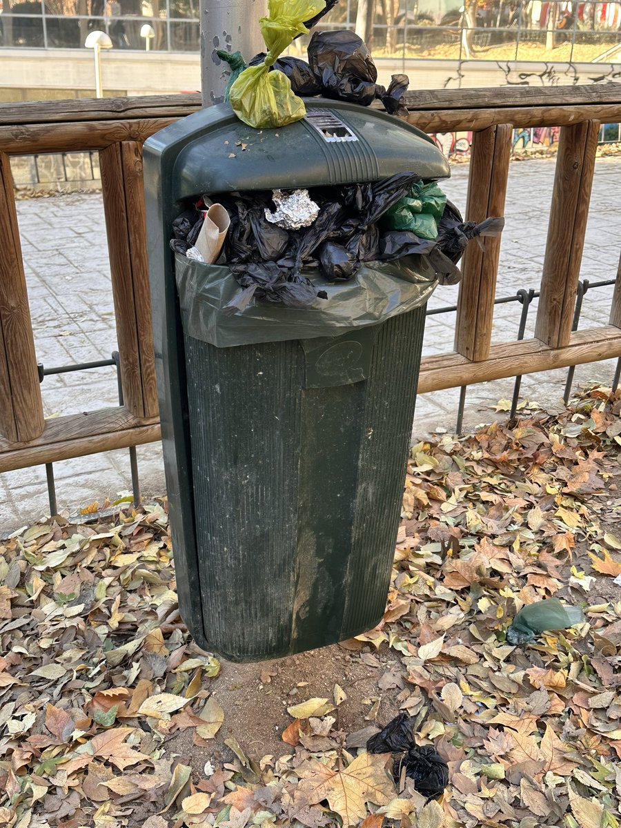 va_le_gi's tweet photo. @Lineamadrid otra vez contestáis a los avisos sobre pipican con papeleras llenas desde hace semanas diciendo que no sabéis de quién es la responsabilidad! https://t.co/rjZXFS9HrV