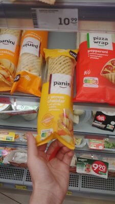 _kaseton's tweet photo. Vi - Panini z serem; coca-cola (czasem perła eksport) https://t.co/eQM4VS0BzJ
