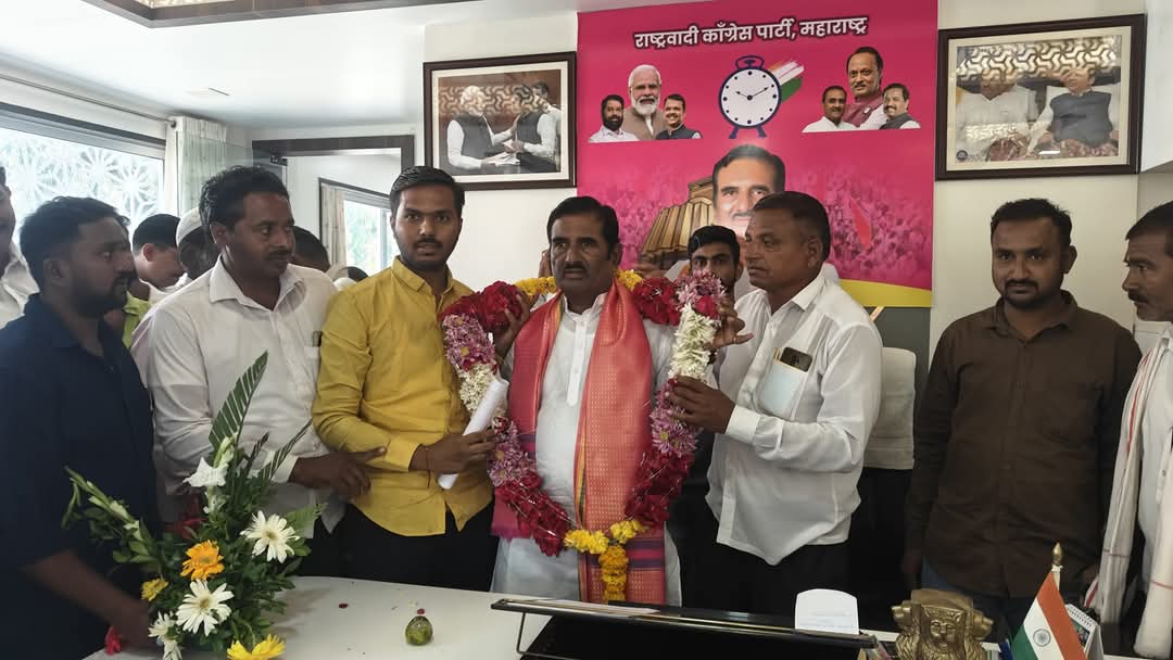 PratapraoPatilc's tweet photo. #जनता_दरबार सर्वसामान्यांच्या हक्काचा!
आज माझ्या "साईसुभाष" जनसंपर्क कार्यालय #नांदेड येथे झालेल्या जनता दरबारामध्ये नांदेड जिल्ह्यातील अनेक गावांमधील ग्रामस्थांच्या भेटी घेऊन त्याच्या समस्या, अडीअडचणी जाणून घेऊन सोडवण्याचा प्रयत्न केला.
#माझी_माणसं #nanded #nandedkar #जनता_माझी_मी_जनतेचा