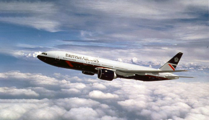 Este es el cambio de marca más valiente del que nadie habla:

En 1991, British Airways perdía 200 millones de dólares al año.

Así que retiraron la bandera británica de sus aviones.

Margaret Thatcher se puso furiosa, pero lo que ocurrió después cambió la industria aérea para