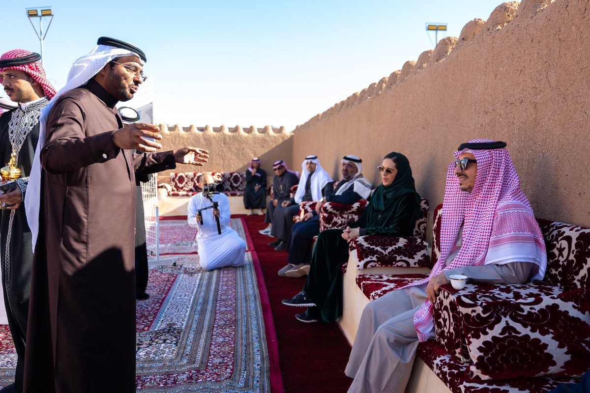 AhmedAlKhateeb's tweet photo. خلال زيارتي لمحافظة البكيرية سعدتُ بزيارة مقصورة السويلم ومقصورة الراجحي مرورًا بجادة السواقي، واستمتعتُ بجمال القصور القديمة والمباني التاريخية التي تُعد معالم سياحية رائعة. كما كانت ضيافة الأهالي وحسن استقبالهم مثالاً للأصالة والكرم.
#شتاء_السعودية https://t.co/4beAGDXFoK