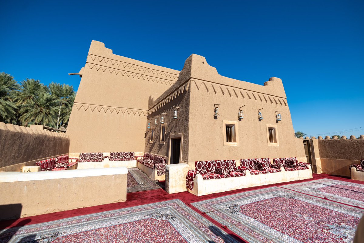 خلال زيارتي لمحافظة البكيرية سعدتُ بزيارة مقصورة السويلم ومقصورة الراجحي مرورًا بجادة السواقي، واستمتعتُ بجمال القصور القديمة والمباني التاريخية التي تُعد معالم سياحية رائعة. كما كانت ضيافة الأهالي وحسن استقبالهم مثالاً للأصالة والكرم.
#شتاء_السعودية