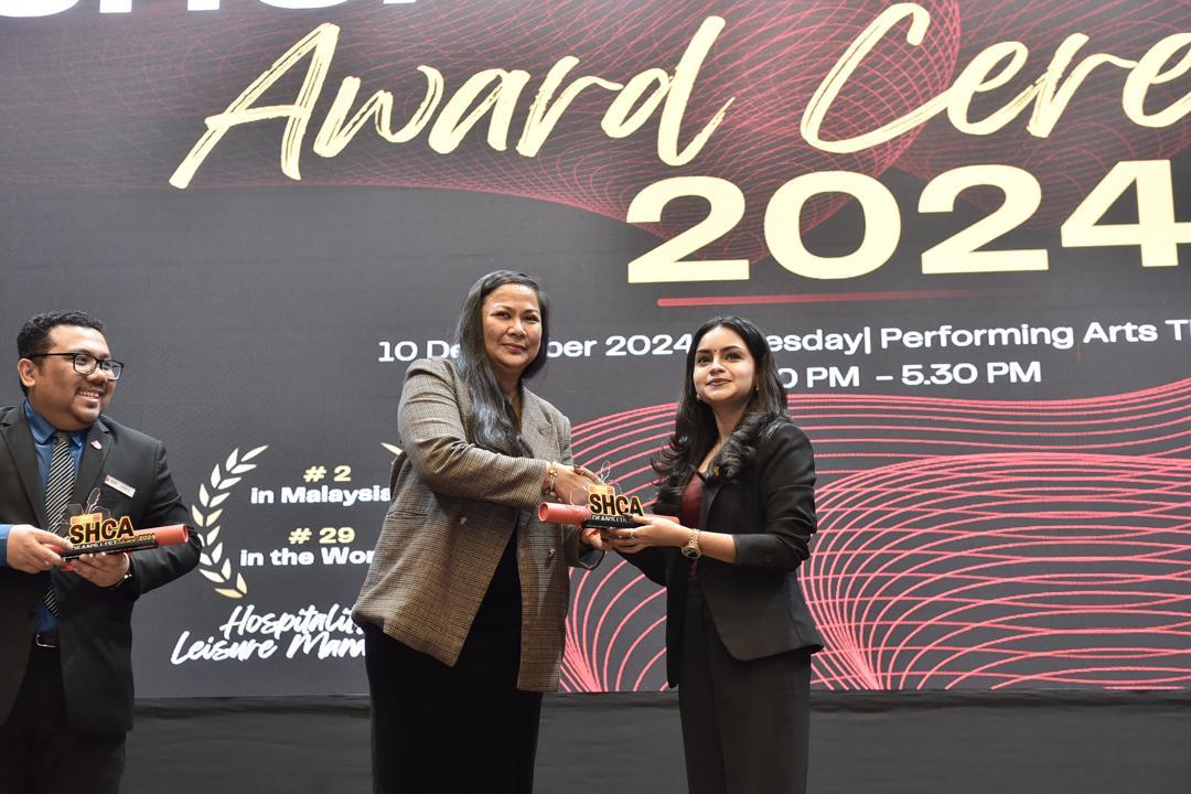 MSUmalaysiaSHCA's tweet photo. 🎉 Congratulations to our 2024 Dean’s List recipients! Your hard work and excellence inspire us all.
Thank you, Miss Aini Marlina, Head of Event &amp; Exhibition at MITEC, for joining us as our Guest of Honour. ✨

#msumalaysia #msumalaysiashca #deanlist https://t.co/abIPIVgTft