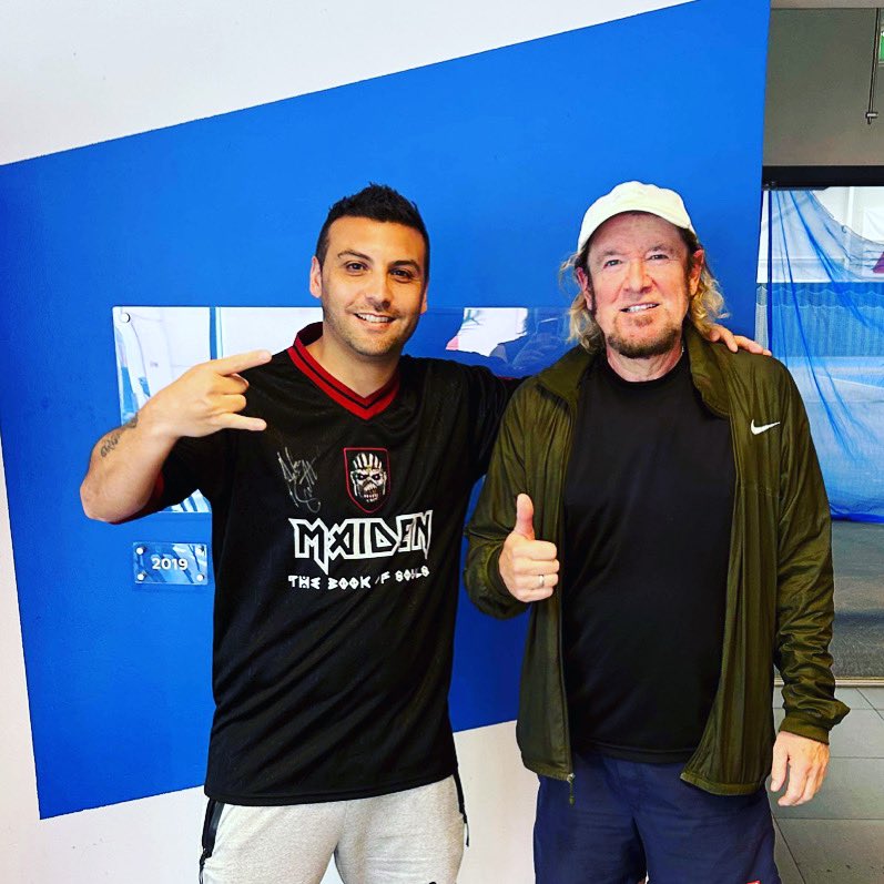 vichoalfredo's tweet photo. Ya que estan hablando de maiden , les dejo una foto con mi compañero de tenis, adrian smith  #AutopistaLiveShow https://t.co/CAM9uyydxJ