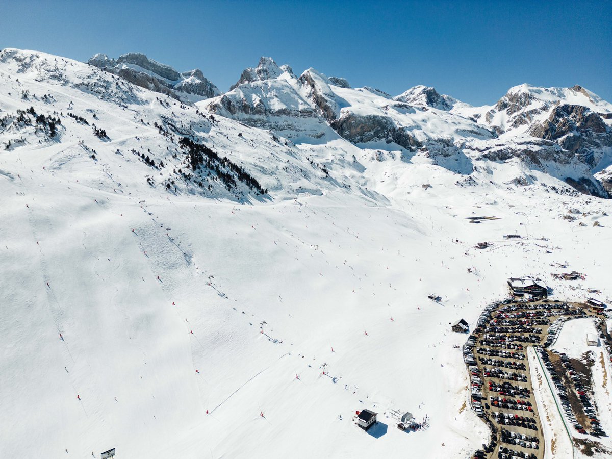 ❄️¡¡¡Buenas noticias!!! ❄️

🎿¡Este viernes arranca la temporada en Astún Candanchú! 👉 13.12.2024

Te esperan 50 km de pistas y espesores de entre 50cm y 100cm para darlo todo desde el primer día de la temporada…🚀

🤩¿Impaciente? 🤩

#AstúnCandanchú #Astún #Candanchú