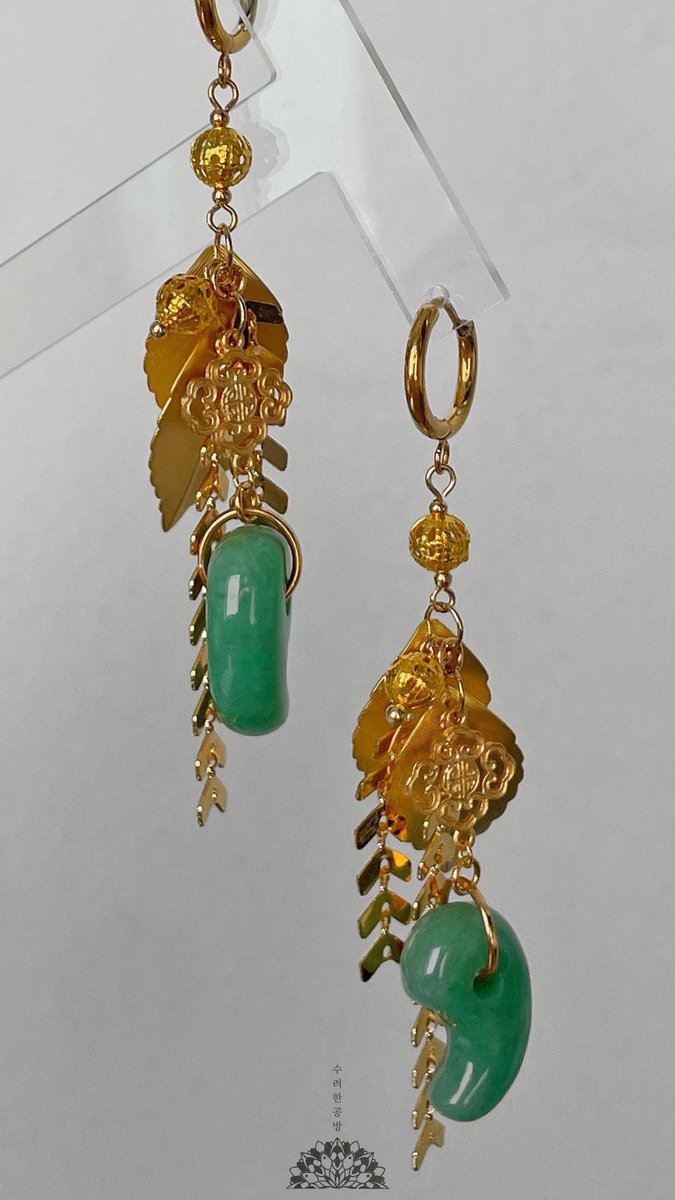 곡옥을 활용한 신라풍 귀걸이를 신청 받았어요. 새로운 스타일이라 디자인 하면서 정말 즐거웠습니다♡

신청해 주셔서 감사합니다!