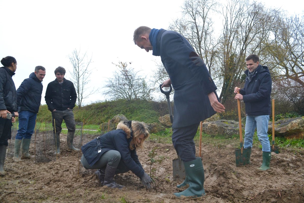 ParisSaclay (@parissaclay) on Twitter photo 🌱Aujourd’hui, notre directeur de cabinet et le sous-préfet de l'Essone (<a href="/CDEssonne/">Département de l'Essonne</a>) ont planté une haie bocagère dans la ZPNAF. Objectif : développer l’#agroforesterie et réduire l’empreinte carbone en faisant de Paris-Saclay un territoire exemplaire.🌳
📸@TerreCit 🌱Aujourd’hui, notre directeur de cabinet et le sous-préfet de l'Essone (<a href="/CDEssonne/">Département de l'Essonne</a>) ont planté une haie bocagère dans la ZPNAF. Objectif : développer l’#agroforesterie et réduire l’empreinte carbone en faisant de Paris-Saclay un territoire exemplaire.🌳
📸@TerreCit