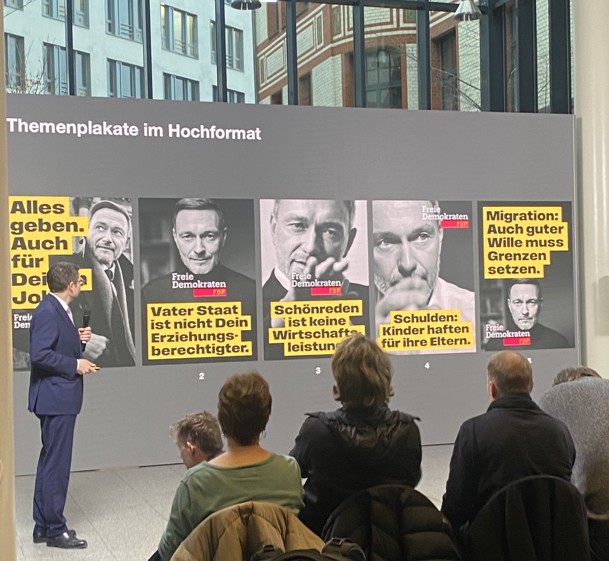 50 shades of Christian #Lindner

Die #FDP setzt bei ihrer Wahlkampagne alles auf ihren Parteivorsitzenden.