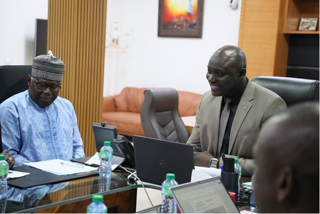 onecca_sn's tweet photo. ''L’ONECCA et la DGID sont deux faces d’une même pièce’' 
a déclaré monsieur Abdoulaye DIAGNE, le Directeur général de la DGID lors de la séance de Travail du 05 décembre 2024 dans le cadre du partenariat entre les deux https://t.co/DwAuX9gXfm séance de travail fut fructueuse et https://t.co/NXAD4up6Cq