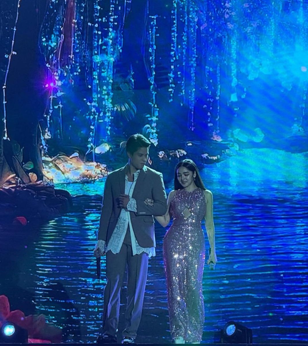 KittyDhine09's tweet photo. Naku Kyle yung mga ganyang tinginan, inlababong inlababo! Hahaha 

KEEP SLEIGHING KYLEDREA https://t.co/JVYMH7ASZm