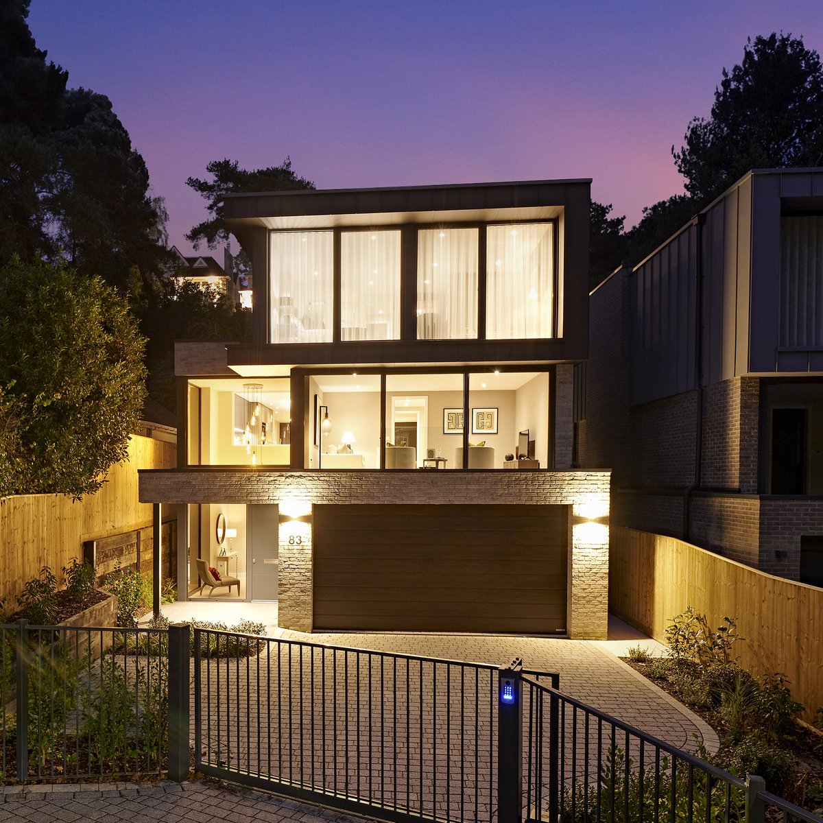 DavidJamesArc's tweet photo. Loving these new shots of ‘Argenti’- one of two luxury homes located near Parkstone Golf Club in Poole, designed by DJA for renowned developers Towncourt Homes.  Photography by Double Exposure Photographic. https://t.co/FxwblHcpsD