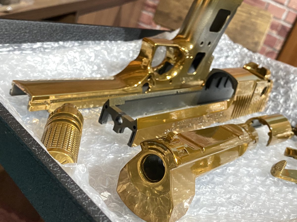 syunkan715's tweet photo. ゴールドクロームキャンディ
エアブラシ塗装
トップコートまで完了！
#showup
#GOLD
#goldkromekandy https://t.co/8HSxx64t6P