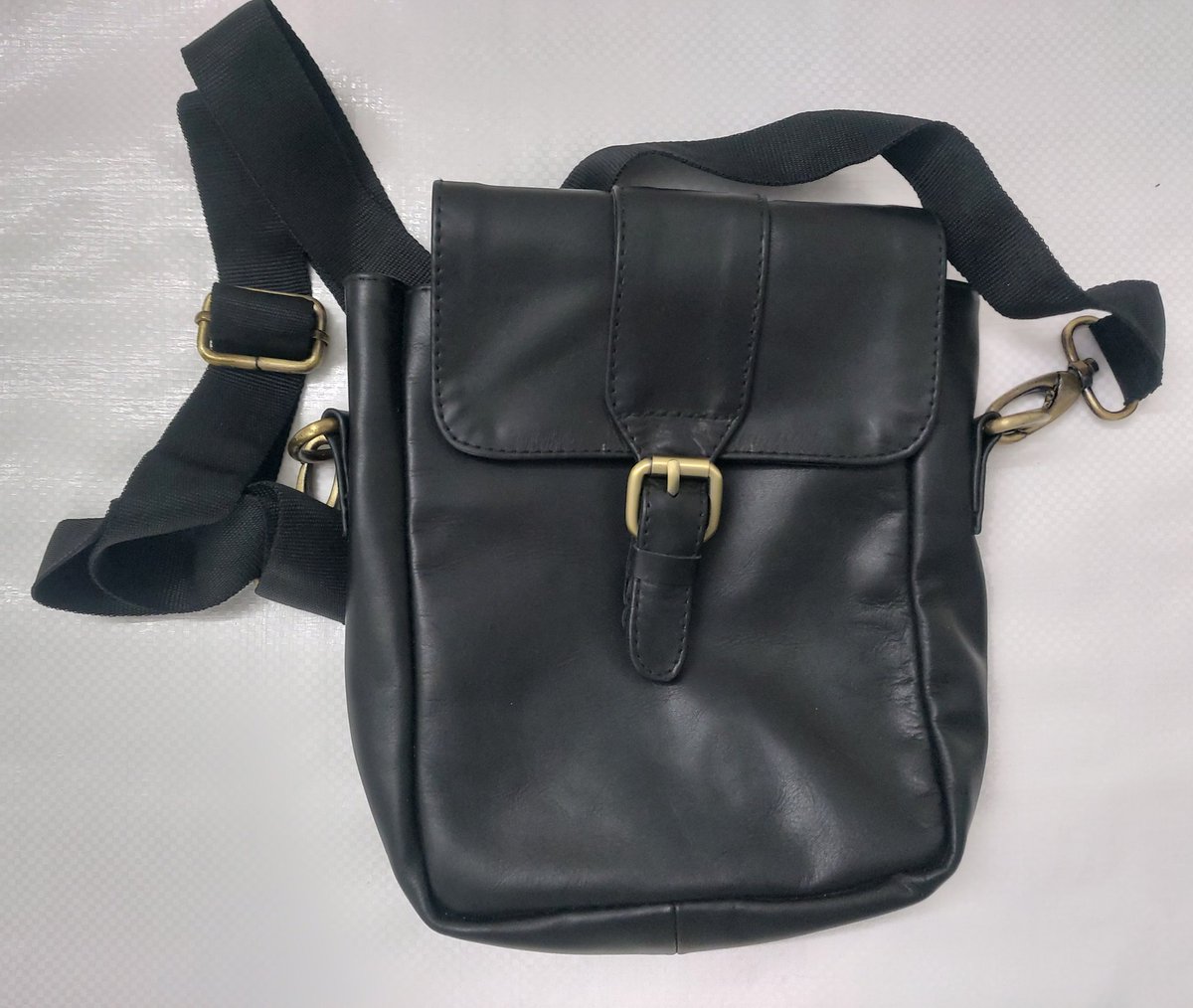 NATURALLEATHER1's tweet photo. Upgrade your style with our premium leather sling bags – perfect for every occasion! Durable, trendy, and crafted with care. 👜✨ Grab yours now! #LeatherSlingBag #StyleUpgrade #BagLovers #FashionEssentials https://t.co/u6zDGdYoWO