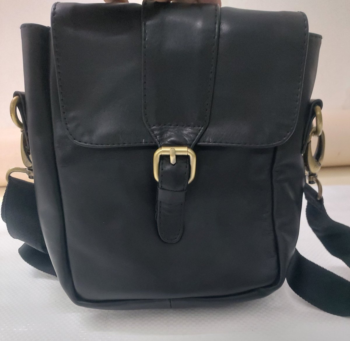 NATURALLEATHER1's tweet photo. Upgrade your style with our premium leather sling bags – perfect for every occasion! Durable, trendy, and crafted with care. 👜✨ Grab yours now! #LeatherSlingBag #StyleUpgrade #BagLovers #FashionEssentials https://t.co/u6zDGdYoWO