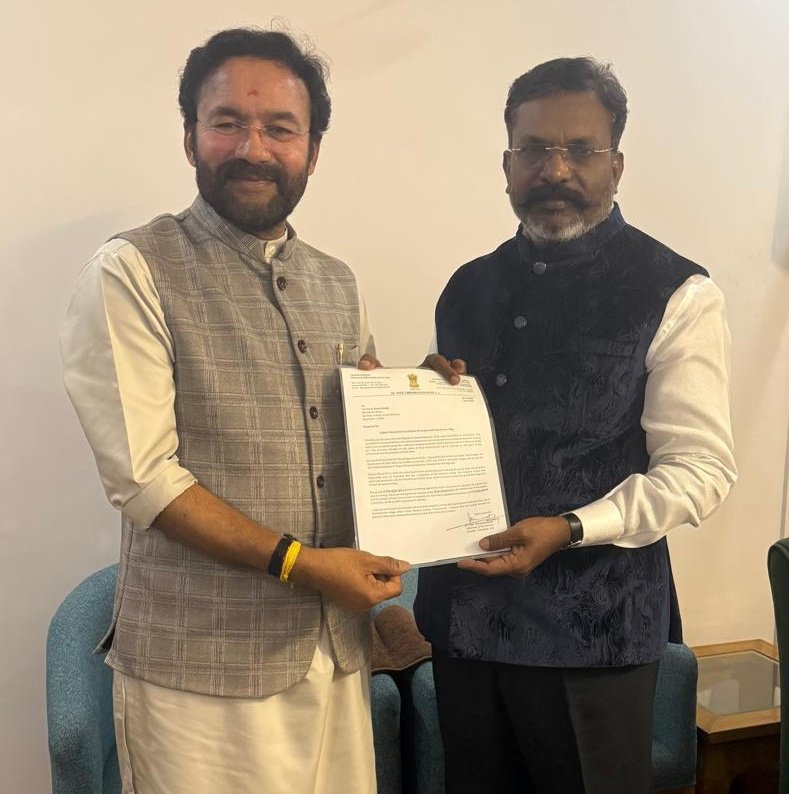 thirumaofficial's tweet photo. இந்திய ஒன்றிய அரசின் சுரங்கத்துறை அமைச்சர் மாண்புமிகு #கிஷன்_ரெட்டி அவர்களைச் சந்தித்து, மதுரை மாவட்டம், மேலூர் அருகேயுள்ள நாயக்கர்பட்டியில் "டங்க்ஸ்டன் சுரங்கம்" அமைப்பதைக் கைவிடக் கோரி இன்று மனு ஒன்றை அளித்தேன்.

அதனைப் பெற்றுக்கொண்ட அவர், தமிழ்நாடு அரசின் ஒப்புதல் இல்லாமல் இந்திய ஒன்றிய அரசு எதுவும் செய்யப்போவதில்லை என உறுதியளித்தார். 

தமிழ்நாடு சட்டப்பேரவையில் நிறைவேற்றப்பட்ட தீர்மானம் தனது பார்வைக்கு வந்ததாகவும் கூறினார். அத்துடன்,  தமிழ்நாட்டு மக்களோடு நாங்கள் இருப்போம்; கவலை வேண்டாமென்றும் கூறினார்.

அமைச்சருடனான சந்திப்பு ஆறுதல் அளிப்பதாக இருந்தது.
@kishanreddybjp #VCK @MinistryofMines @PMOIndia