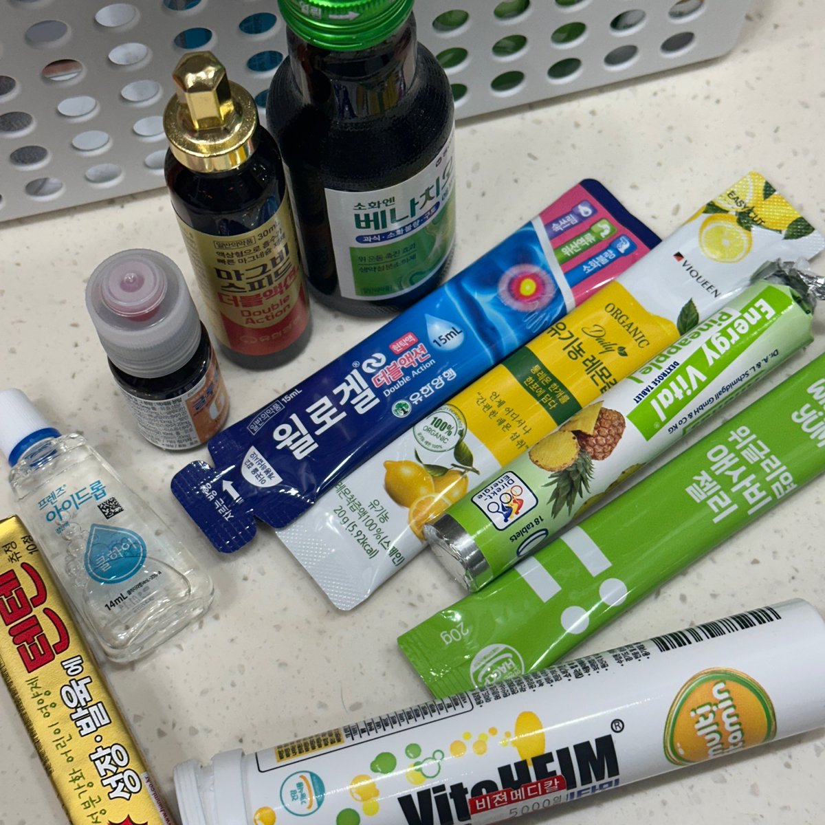 하루에 8시간 이상 모니터 앞에 앉아
고문 당하는 나와같은 그대들을 위해  💊
직딩 필수 약국템들 타래로 정리했습니다