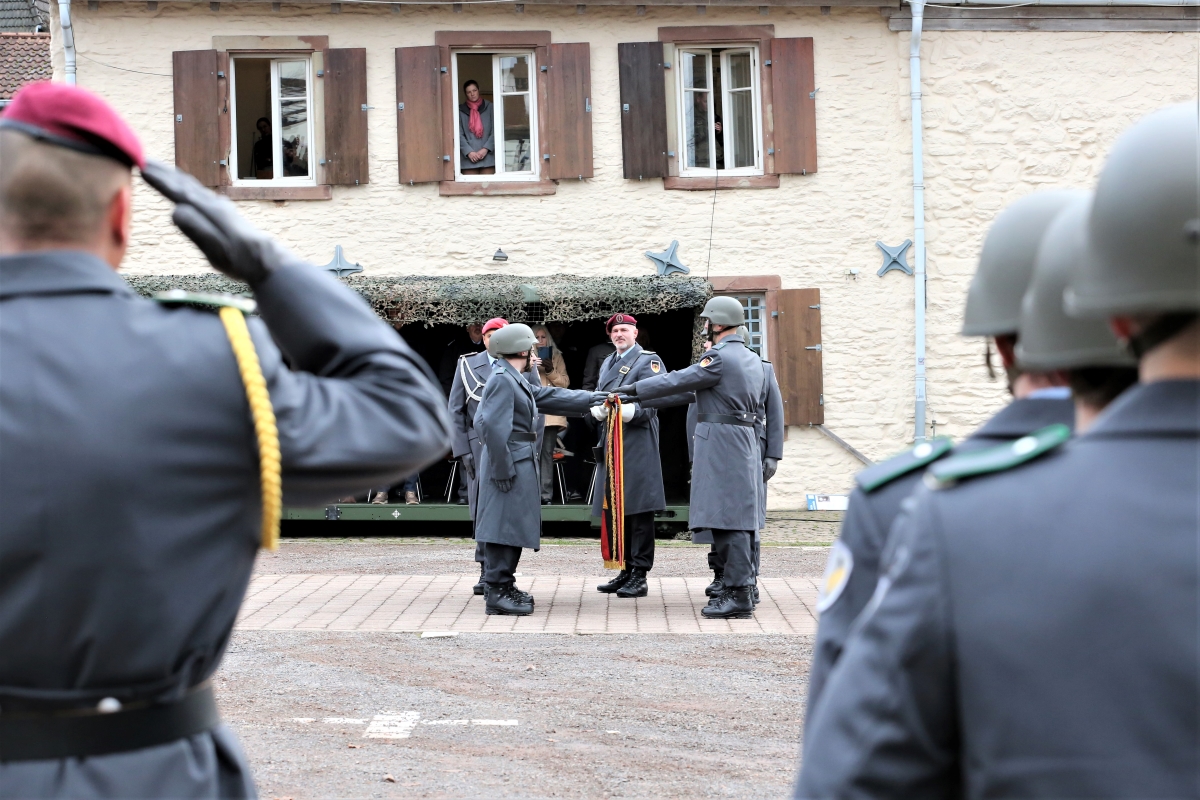 OFK_Bundeswehr's tweet image. Der 3. Durchgang der Ausbildung Ungedienter im #Saarland ist beendet: Zusammen mit #Rekrut​innen des #Fallschirmjägerregiment26 gelobten die  #Kamerad​innen der #Bundeswehr das Recht und die Freiheit des deutschen Volkes tapfer zu verteidigen. Danke und Willkommen! #TFK