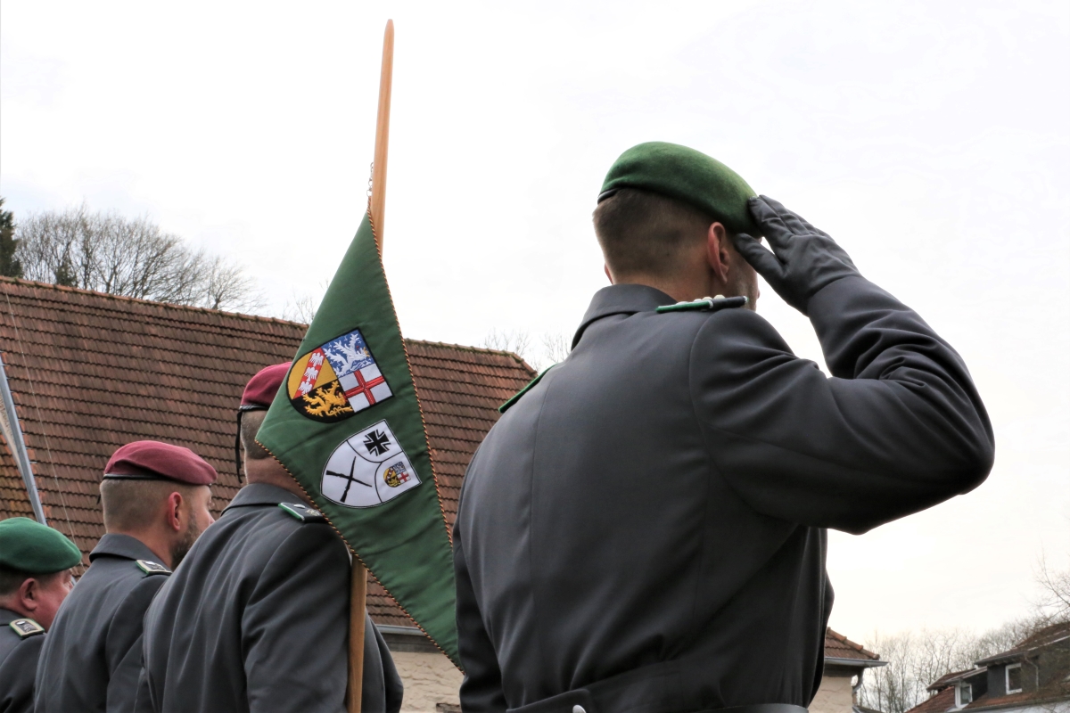 OFK_Bundeswehr's tweet image. Der 3. Durchgang der Ausbildung Ungedienter im #Saarland ist beendet: Zusammen mit #Rekrut​innen des #Fallschirmjägerregiment26 gelobten die  #Kamerad​innen der #Bundeswehr das Recht und die Freiheit des deutschen Volkes tapfer zu verteidigen. Danke und Willkommen! #TFK