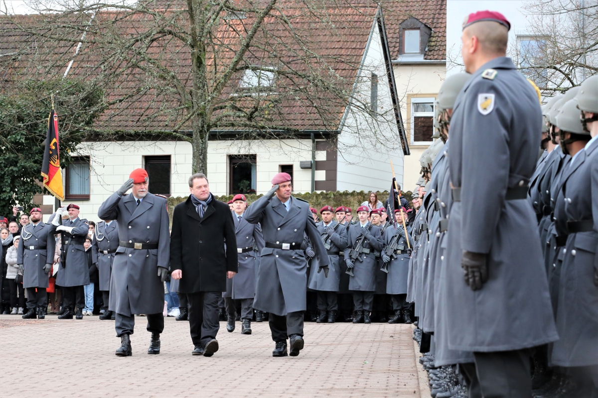OFK_Bundeswehr's tweet image. Der 3. Durchgang der Ausbildung Ungedienter im #Saarland ist beendet: Zusammen mit #Rekrut​innen des #Fallschirmjägerregiment26 gelobten die  #Kamerad​innen der #Bundeswehr das Recht und die Freiheit des deutschen Volkes tapfer zu verteidigen. Danke und Willkommen! #TFK