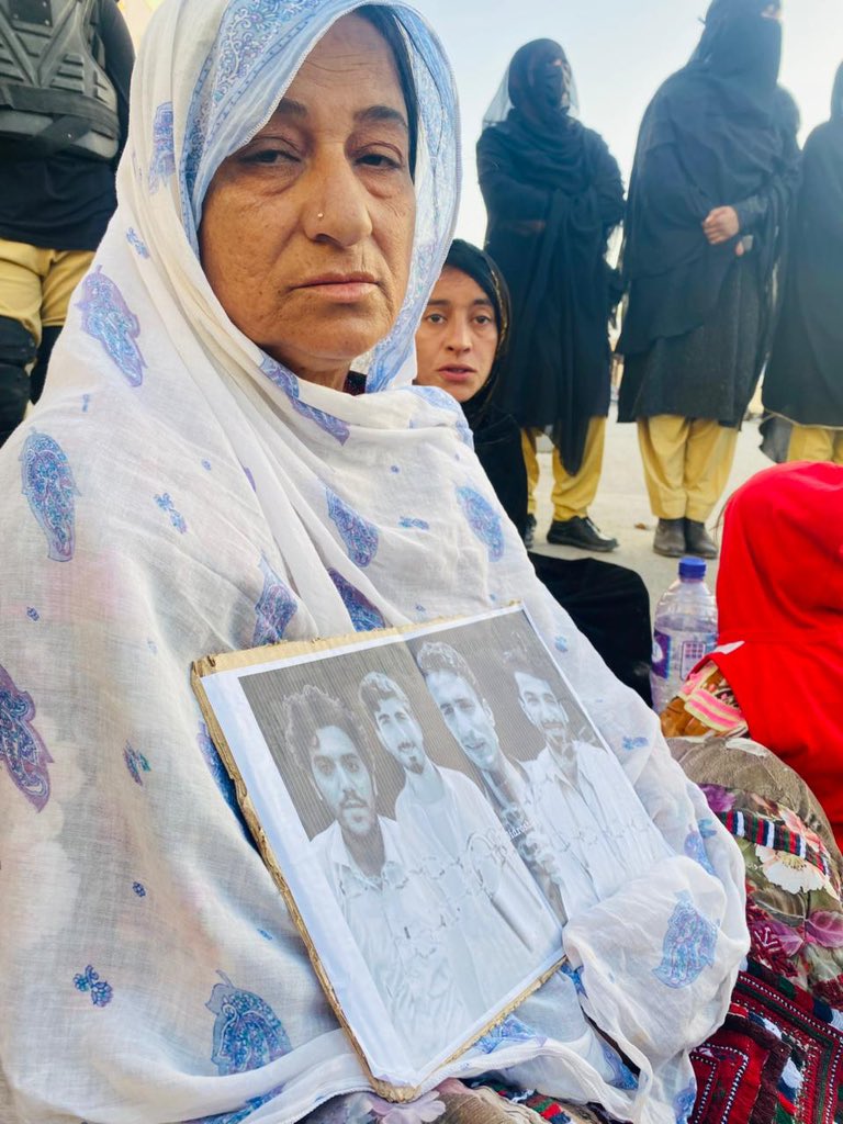 ShaleeBaloch's tweet photo. مرچی سرجمیں دنیا ءَ میان اُستمانی انسانی ھکّانی روچ برجم دارگ بوئگ ءَ اِنت ،بلے بلوچ ھمے روچ  ءَ ھم گار  ءُ بیگواہ کنگ بوئگ ءَ اِنت، بلوچ ءِ مات ءُ گُہار ھمے روچ ءَ ھم پہ وتی گار ءُ بیگواہیں مردمانی واستہ دگانی سرا زھرشانی کنگ ءَ اَنت، بلوچستان ءِ تہ ءَ زورانسری گار ءُ بیگواہی یک انسانی المیہ ءِ جوڑ بوتگ۔
اے بے وسیں ماتانی چمّاں چہ در اَتکگیں ارس زِرے بوج اَنت یک انچیں زِرے کہ ترا گوں تئی زوراکیاں پہ مدامی اوگار اَنت۔
#SaveBalochStudents