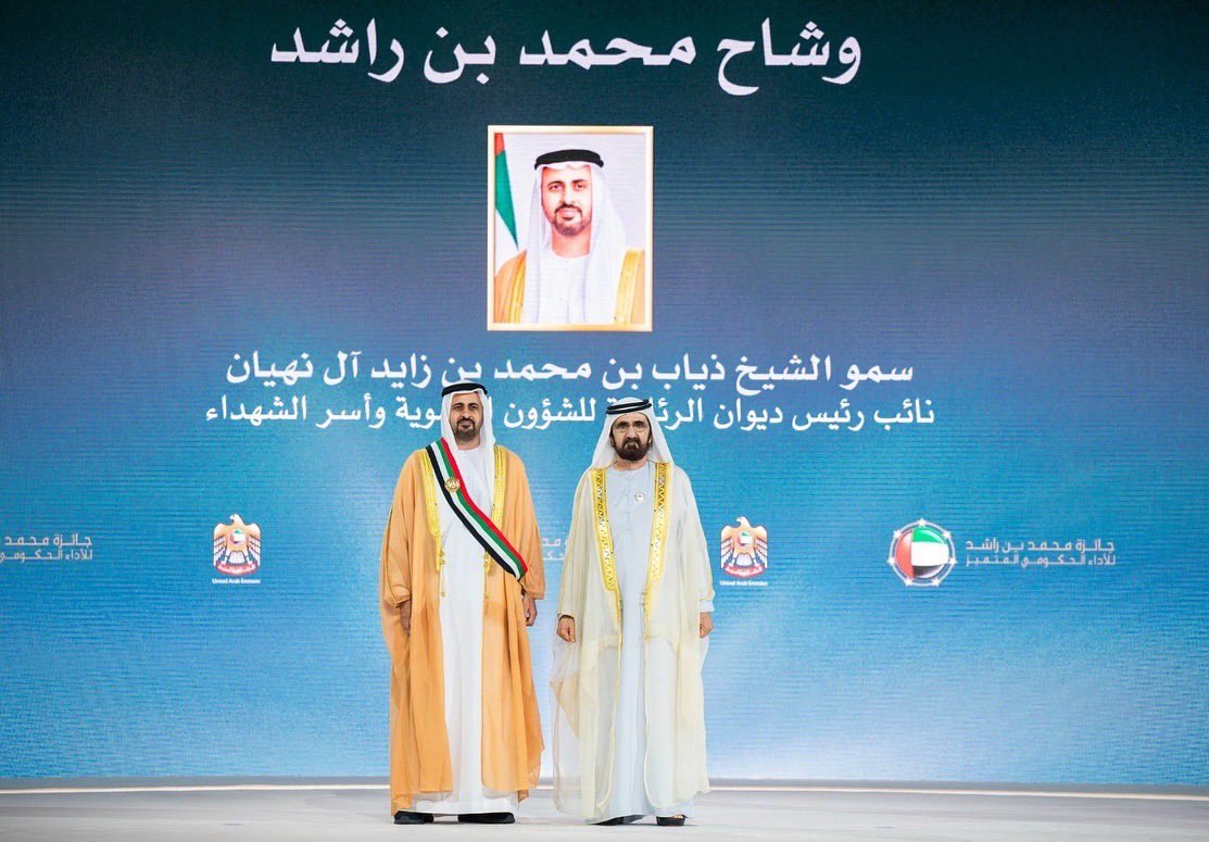 tmbzalnahyan's tweet photo. ذياب بن محمد بن زايد يتسلم وشاح محمد بن راشد ضمن جوائز الأداء الحكومي المتميز https://t.co/BCAIKym5rb