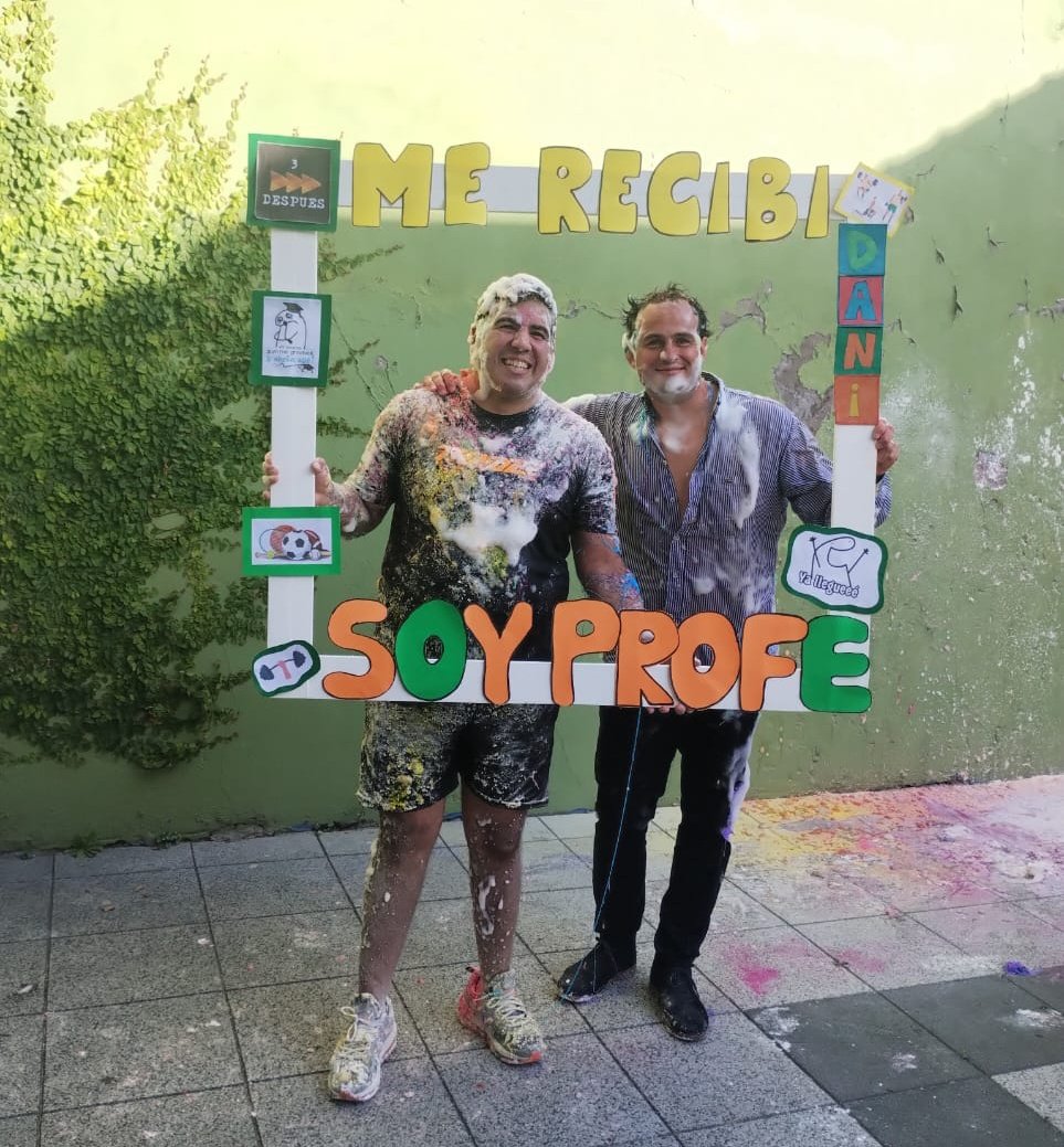 ComunidadCADS's tweet photo. 🎓 Felicitaciones a los dos nuevos Profesores de Educación Física Daniel Heren y Franco de Leonardis!!!

Constancia, voluntad y estudio. Los dos construyeron trayectorias académicas notables. Gracias por estos años, fue un placer acompañarlos.

#SuperiorCADS https://t.co/w0iTaGMlCH
